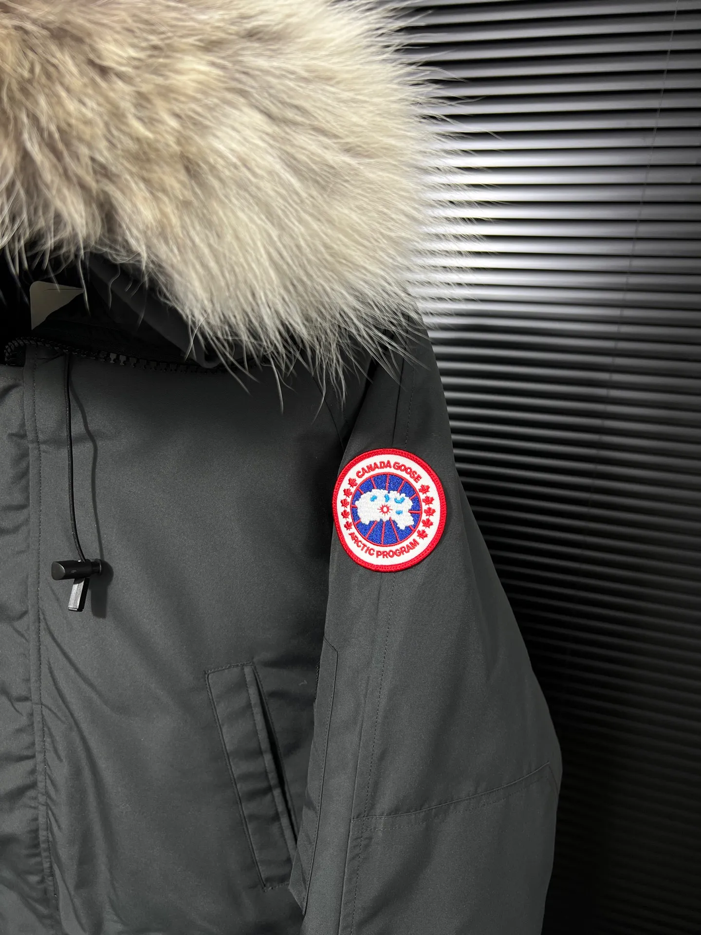 P720 🆕Top version! Comes with a tote bag! Chip version💰𝑪𝒂𝒏𝒂𝒅𝒂 𝑮𝒐𝒐𝒔𝒆/Canada Goose Chilliwack Goose 01 bomber jacket down! The top original replica version refers to the highest version in China currently (there is no one) ⚠️Note: There is no foundry in China! ! ! Saying it is original order, ZP goods, pure original goods, etc. is just a gimmick by some peers. Do not be deceived!  ⚠️Note: The latest version of this year’s authentic product has a strap (the latest version can be bought at the newly opened Galeries Lafayette Canada Goose counter in Beijing) ⚠️Note: (The authentic product does not have blue wash marks this year) Version comparison introduction 1⃣️Top replica: Made of 18-count polyester-cotton blended fabric imported from South Korea (authentic synchronized fabric), national standard 90 white duck down, western Canadian coyote hair 2⃣️Mid-range version: Made of domestically produced 21-count polyester-cotton fabric, 50% standard white duck down, Eastern Canada coyote hair, top original goose analysis Analysis 1 (wolf hair): All customers are guaranteed to receive a fur collar that is grayer than the original color. Each wolf hair is 55cm long and 14cm wide, all made from wild first-grade gray wolf skins in western Canada! Analysis 2 (Trademark): We use dyed embroidery thread to truly achieve 100% reproduction of the trademark, ensuring that the embroidery thread is exactly the same as ZP, with zero color difference and 100% reproduction of the map letters! (We can guarantee that no one in our industry is more attentive and professional than us!) Analysis 3 (fabric): As we all know, the Canada Goose ZP fabric in previous years was a 21-count polyester-cotton washed, calendered and brushed fabric that was relatively hard. Last year and this year, dozens of authentic products purchased were all made of 18-count pure cotton fabrics, and we finally decided to use 18-count polyester cotton! (ZP synchronized fabric) Analysis 4 (Accessories): Domestic exclusive version of Velcro, one to one Y-shaped double hook original Velcro, YKK zipper, exclusive original workmanship of washed threaded down jacket!  Authentic products are not 100% perfect and flawless. Authentic products also have velvet hair loss, and most of the authentic wolf fur is mainly eastern yellow wolf fur. (Because our wolf skins are all auctioned at the same auction house as authentic products) There is an auction list to prove it.  At the same time, I will teach you a trick: buy an authentic product from Tmall, buy a piece of clothing from a merchant you trust at the same time, and come back to compare the details. ⚠️ Remember you get what you pay for! Don't be greedy for small gains, or you will suffer big losses! Color: Black Navy Beige Graphite Gray Royal Blue Size: XS S M L 54 120 84 79 140-160 XL 56 124 86 81 160-180 XXL 58 128 88 83 180-200